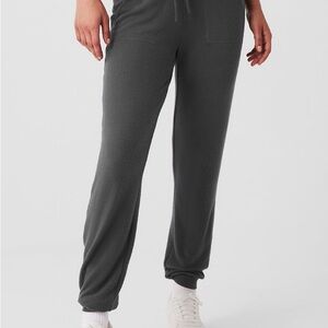 Alo Yoga Soho Sweatpants in Anthracite XXS
